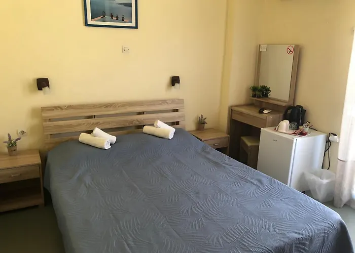 Platanos بيت ضيافة اجيا مارينا